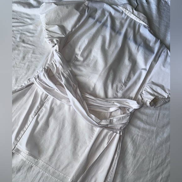 BCBG feminine top cotton has deep V or key hole puffy sleeves, t… - Picture 8 of 9